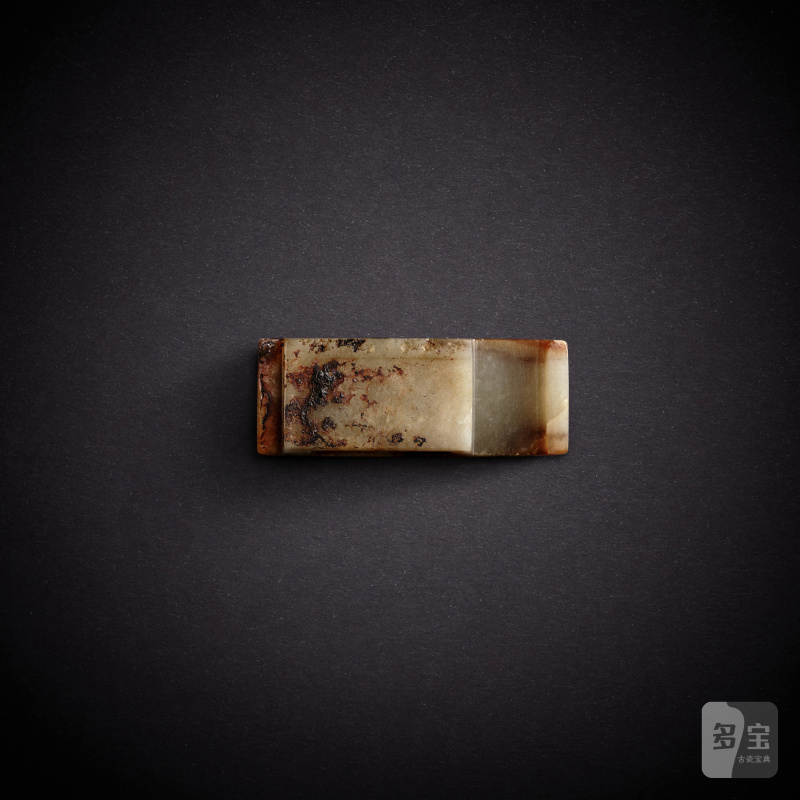 A celadon and russet jade scabbard slide, Han dynasty | 漢 青玉劍璏 - 图2